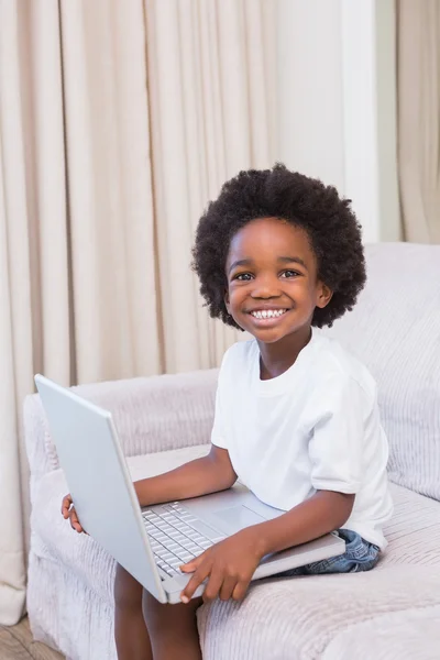 Retrato de um menino usando um laptop — Fotografia de Stock