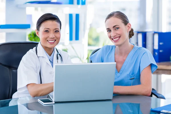 Doctor y enfermera mirando el ordenador portátil —  Fotos de Stock