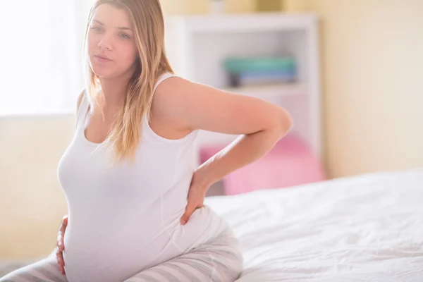 Gravid kvinna med ryggsmärtor — Stockfoto