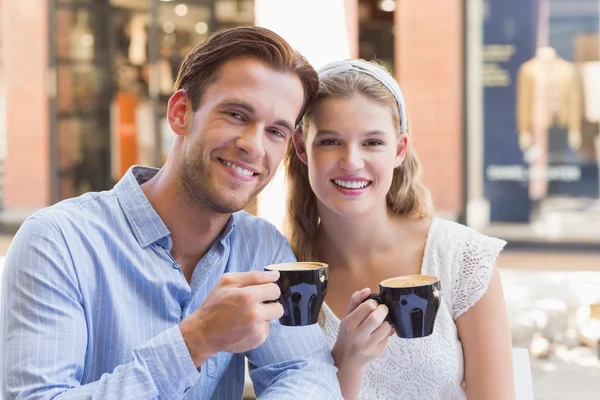 Leuk paar samen een kop koffie drinken — Stockfoto