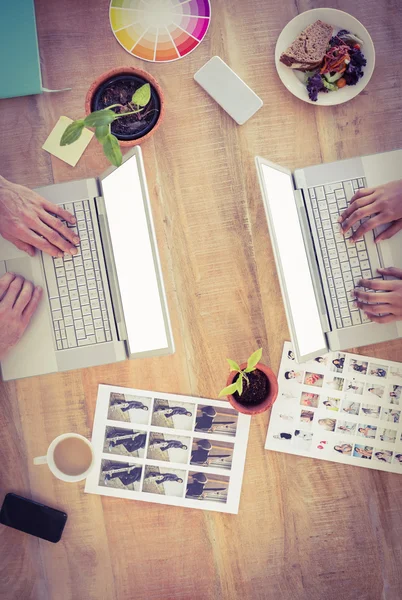 Partner commerciali occasionali che lavorano su laptop — Foto Stock