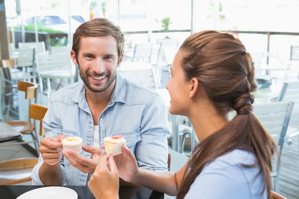 Joven feliz pareja comiendo pastel — Foto de Stock