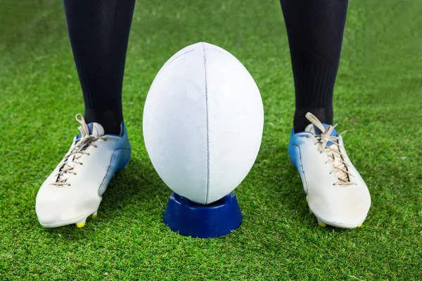 Jugador de rugby listo para hacer drop kick —  Fotos de Stock