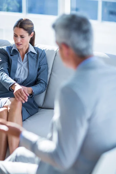 Geschäftsleute sprechen gemeinsam auf Couch — Stockfoto