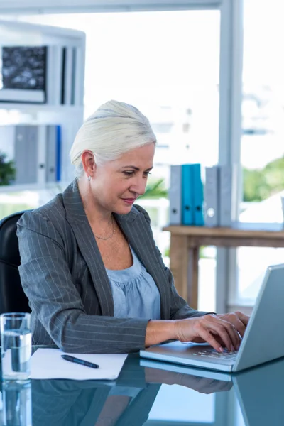 Affärskvinna arbetar med sin laptop — Stockfoto