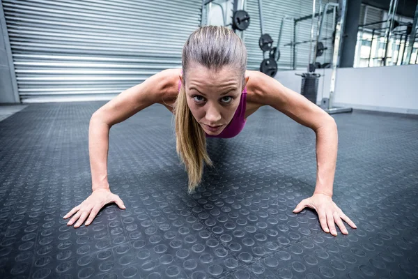 Mujer muscular haciendo flexiones —  Fotos de Stock