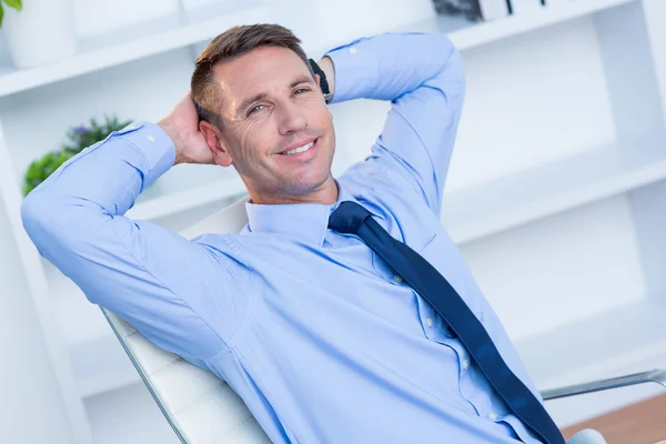 Retrato de un hombre de negocios sonriente — Foto de Stock