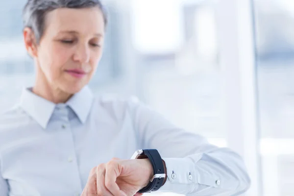 Bir iş kadını onun smartwatch arıyorsunuz — Stok fotoğraf