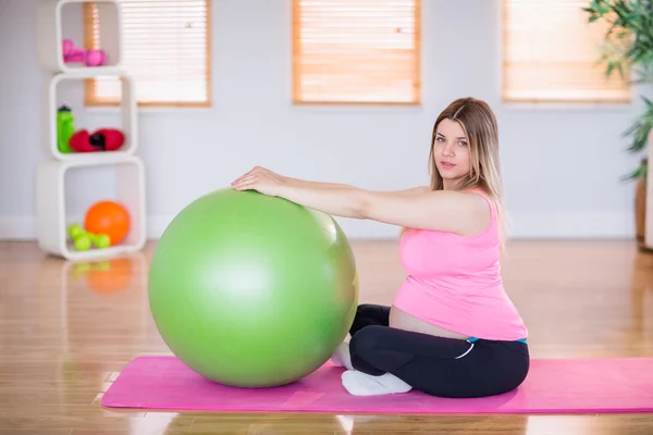 Gravid kvinna med övning boll — Stockfoto