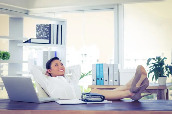 Empresária relaxante em uma cadeira giratória — Fotografia de Stock