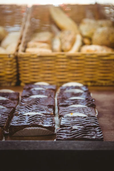 Manden met vers brood — Stockfoto