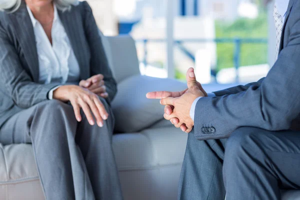 Geschäftsleute sprechen gemeinsam auf Couch — Stockfoto