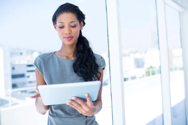 Eine fokussierte Geschäftsfrau mit digitalem Tablet — Stockfoto