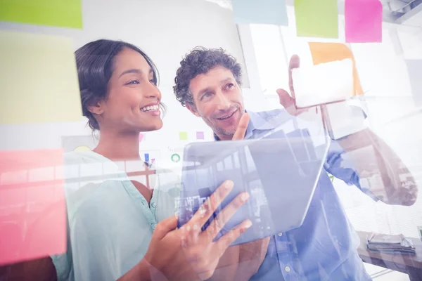 Desconcertado equipo de negocios mirando su puesto en la pared — Foto de Stock