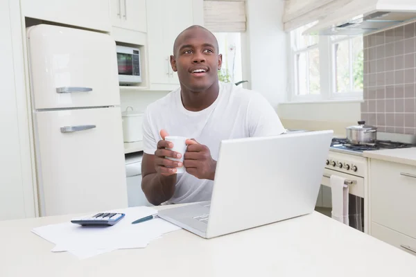 En man arbetar och med sin laptop — Stockfoto