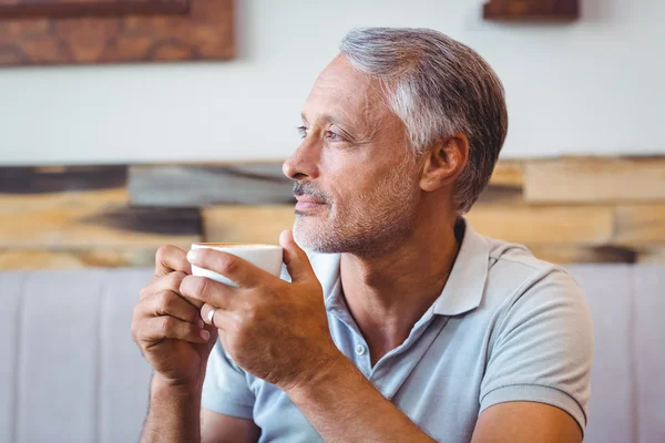 Homem sentado no café tomando café — Fotografia de Stock