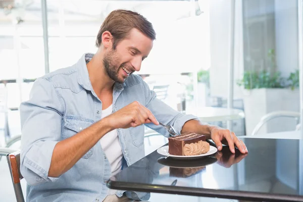 Jeune homme heureux manger son gâteau — Photo