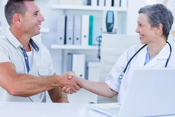 Dokter schudden en van haar patiënt — Stockfoto