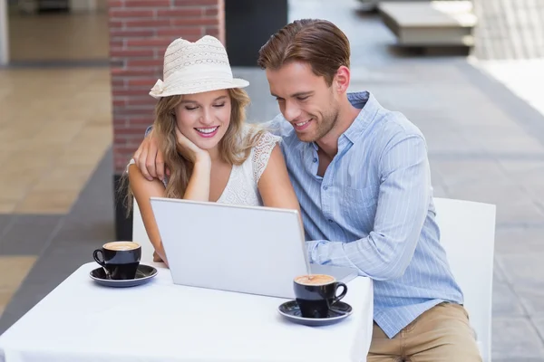 Bonito casal olhando para um laptop — Fotografia de Stock