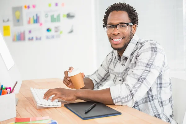 Uomo d'affari occasionale che lavora con il computer — Foto Stock