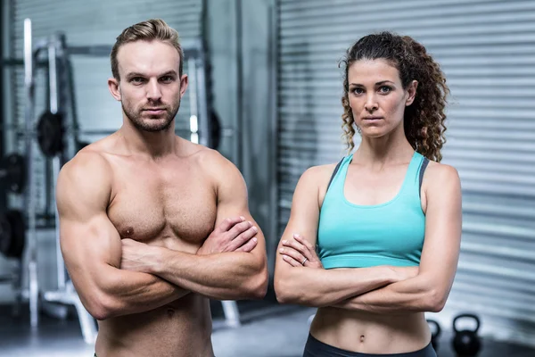 Casal muscular olhando para a câmera — Fotografia de Stock