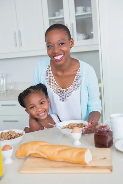 Porträt lächelnde Mutter und Tochter beim gemeinsamen Essen — Stockfoto