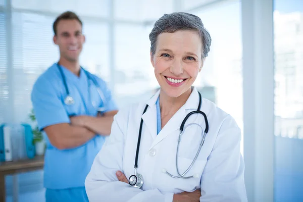 Collèges souriants médecins regardant la caméra — Photo