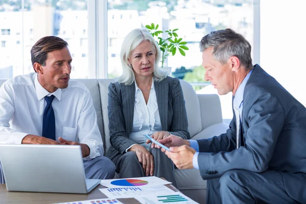 Mensen uit het bedrijfsleven spreken samen op Bank — Stockfoto