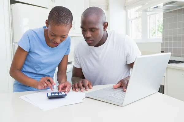 Casal feliz trabalhando e usando laptop — Fotografia de Stock