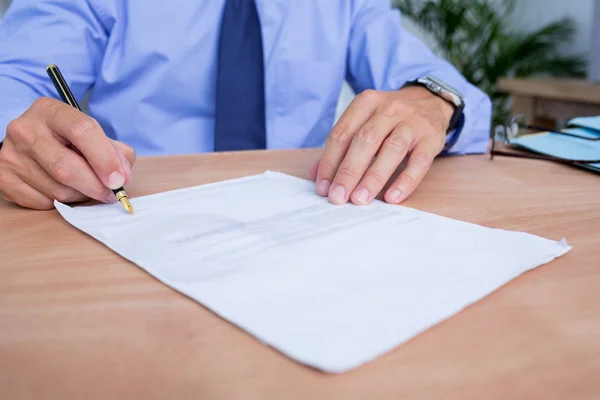 Empresario firmando un contrato en la oficina — Foto de Stock