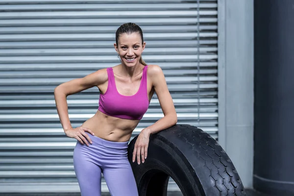 Smiling muscular woman looking at the camera — Stock Photo, Image