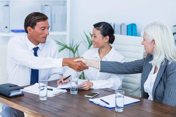 Mensen uit het bedrijfsleven schudden handen tijdens vergadering — Stockfoto