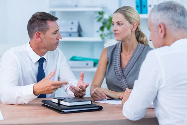 Seriöse Geschäftsleute sprechen bei Treffen — Stockfoto