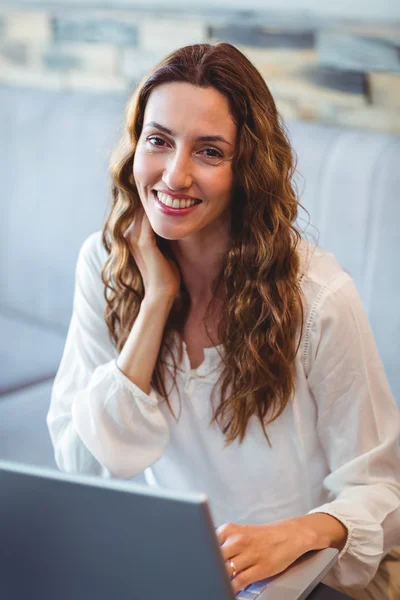 Jovem mulher usando laptop — Fotografia de Stock