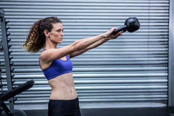 Mujer muscular haciendo ejercicio con kettlebell —  Fotos de Stock