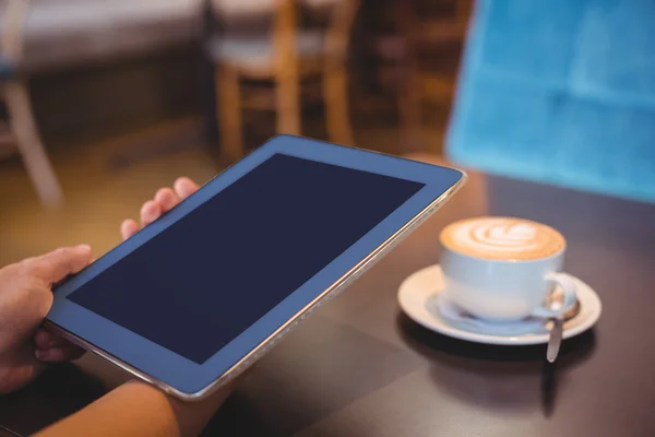 Tablet digital e café na mesa — Fotografia de Stock
