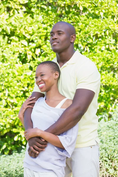 Joyeux couple souriant à embrasser — Photo