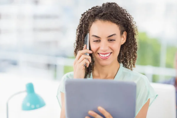 Glimlachende zakenvrouw houden een tablet — Stockfoto