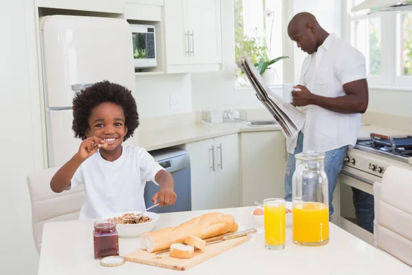 웃 고 있는 아버지와 아들은 아침 식사를 취하면 — 스톡 사진