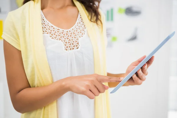 Young businesswoman holding the tablet — Stock Photo, Image