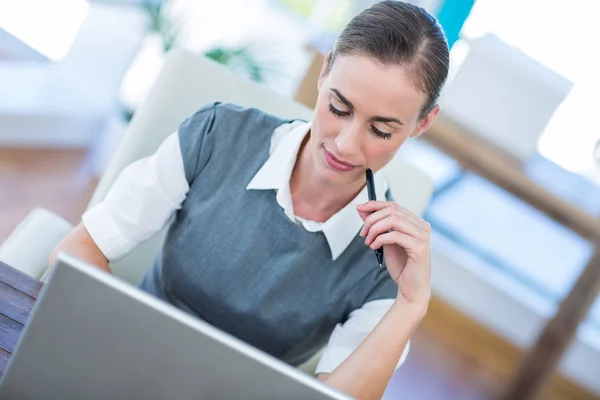 Businesswoman working on laptop computer — Stock Photo, Image