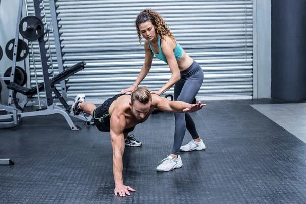 Muskulöses Paar macht Bauch-Übungen — Stockfoto