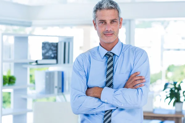 Businessman looking at camera with arms crossed — Stock Photo, Image