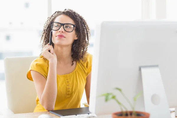 Creatieve zakenvrouw denken in haar kantoor — Stockfoto