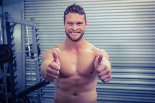 Portrait of smiling muscular man looking at camera with thumb up — Stock Photo, Image