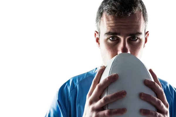 Jugador de rugby sosteniendo una pelota de rugby — Foto de Stock