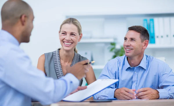 Partner commerciali che lavorano su laptop — Foto Stock