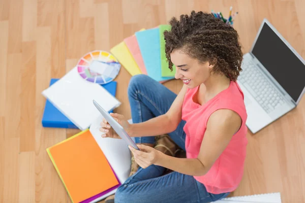 Jonge creatieve zakenvrouw kijken een tablet — Stockfoto