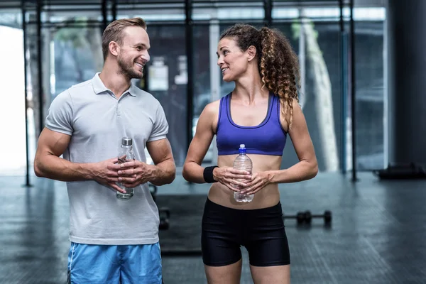 Femme musculaire discutant avec l'entraîneur — Photo