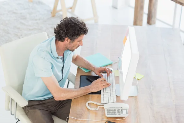 Sorrindo designer trabalhando em seu computador — Fotografia de Stock